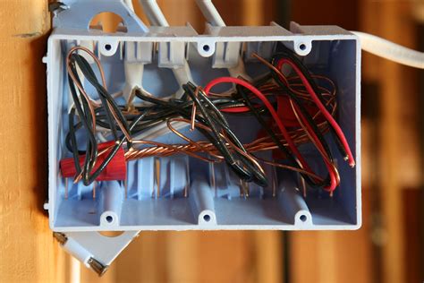 how to ground plastic electrical box